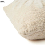 Pálmaleveles díszpárnahuzat natúr-fehér színben, textúrált, boho stílusú pamut és raffia anyagból oldalról nagyítva