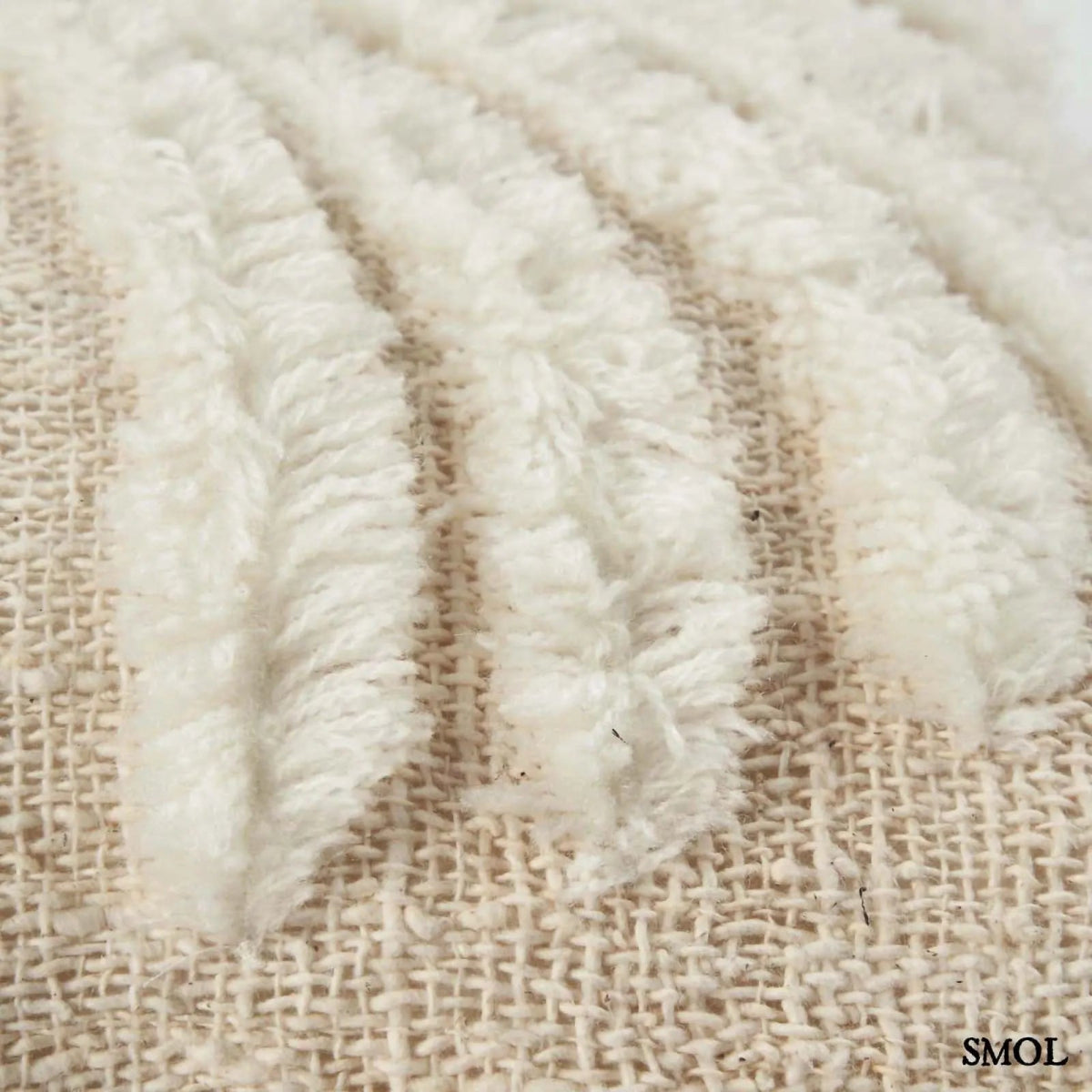 Pálmaleveles díszpárnahuzat natúr-fehér színben, textúrált, boho stílusú pamut és raffia anyagból pálmafa szélei nagyítva