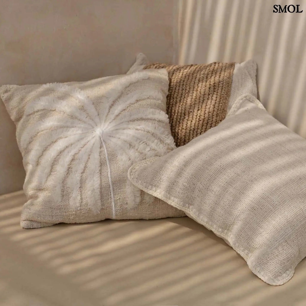 Pálmaleveles díszpárnahuzat natúr-fehér színben, textúrált, boho stílusú pamut és raffia anyagból kanapén párnákkal