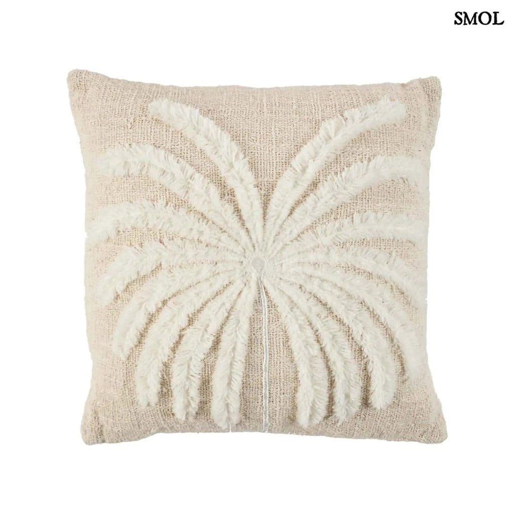 Pálmaleveles díszpárnahuzat natúr-fehér színben, textúrált, boho stílusú pamut és raffia anyagból fehér háttérrel