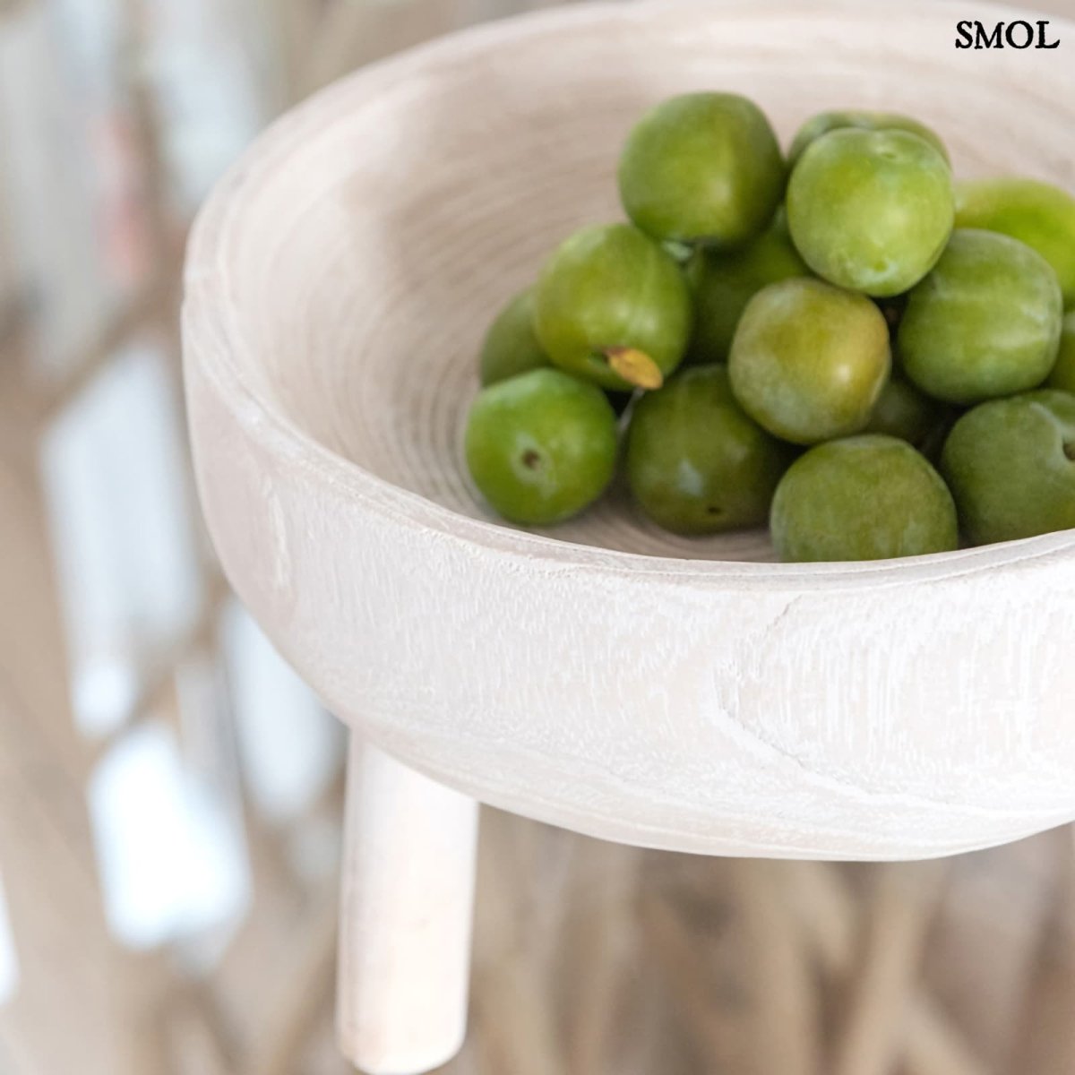 Dísztál- 3 lábbal, natúr, fa, 27,5 cm | KINGSLEY - smol.hu - olívabogyóval