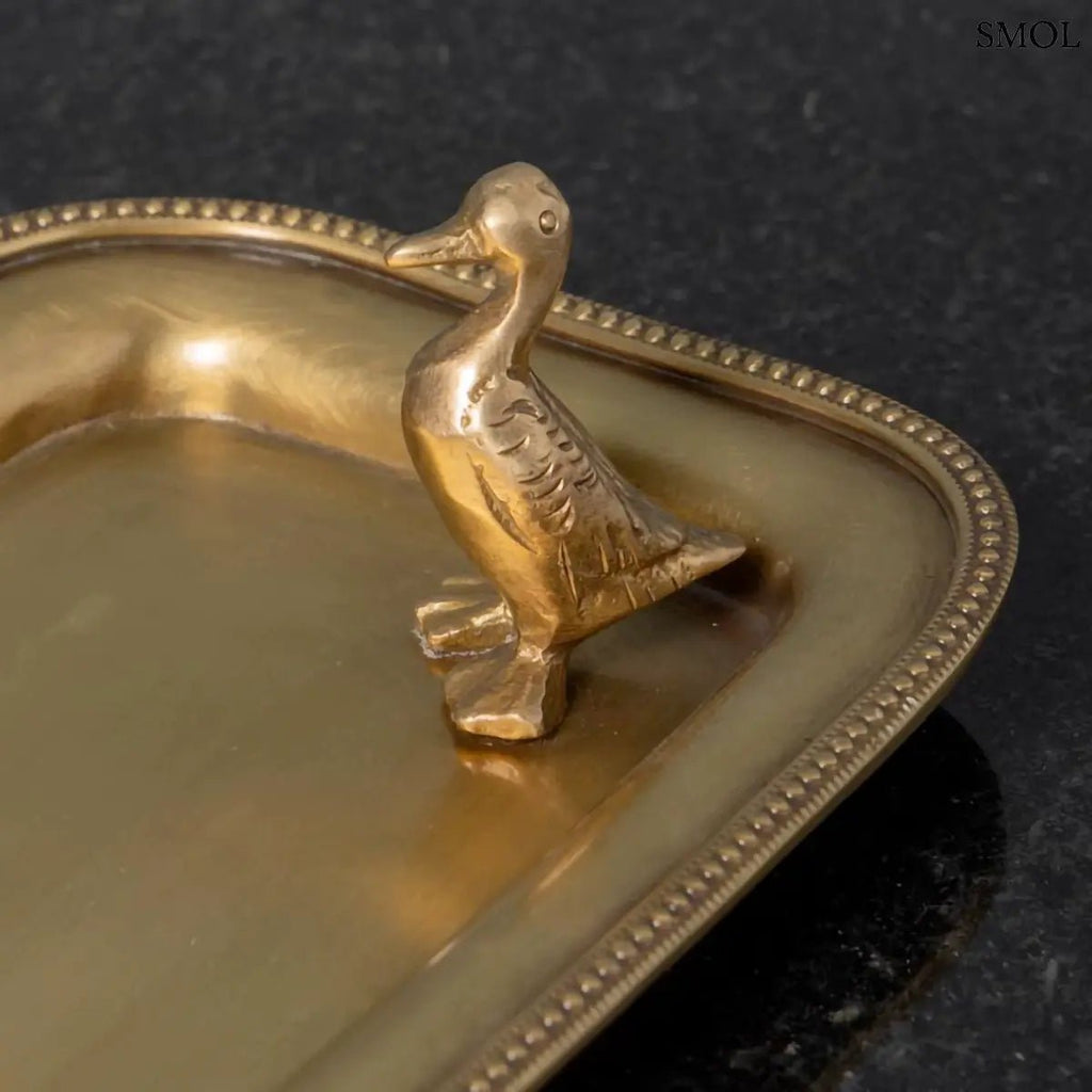 Antik arany sárgaréz dísztál ékszereknek, sarkában kis kacsa figurával, kacsa nagyítva