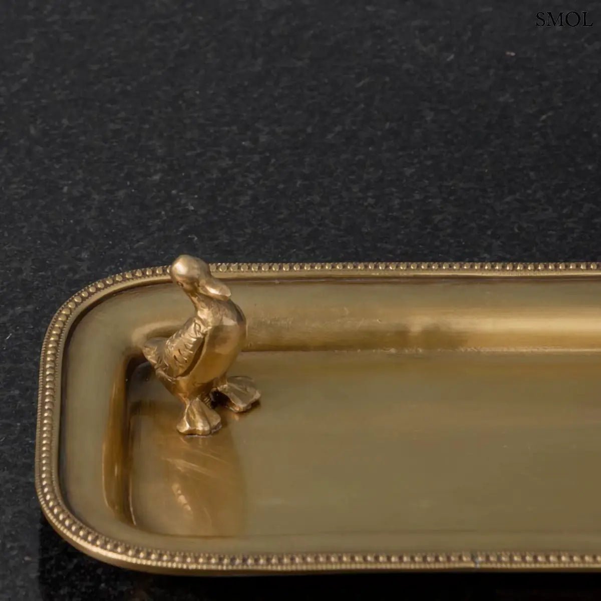 Antik arany sárgaréz dísztál ékszereknek, sarkában kis kacsa figurával,  nagyítva