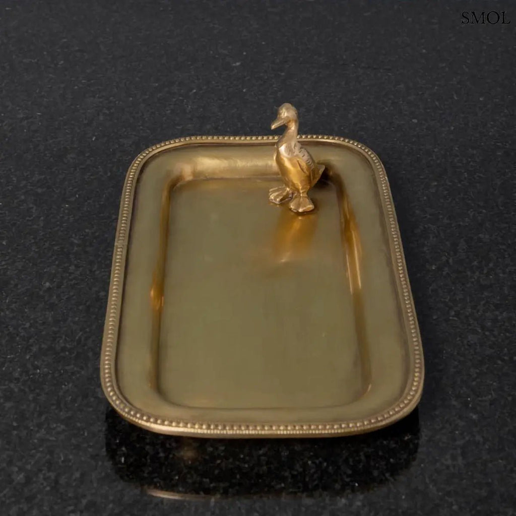 Antik arany sárgaréz dísztál ékszereknek, sarkában kis kacsa figurával, elforgatva