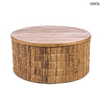 Kerek dohányzóasztal natúr teakfa tetővel és kézzel szőtt abaca rost oldalfallal, ferdén