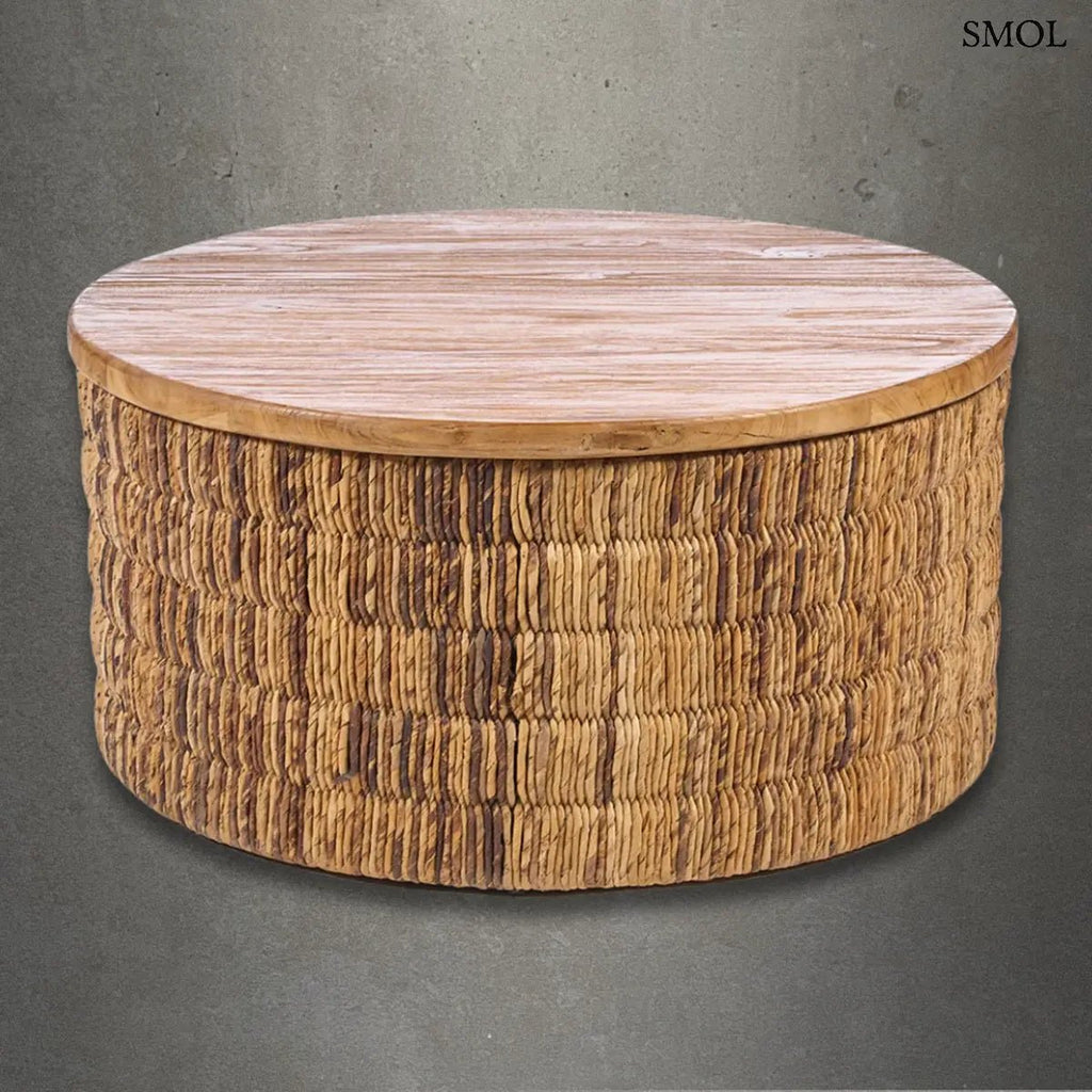 Kerek dohányzóasztal natúr teakfa tetővel és kézzel szőtt abaca rost oldalfallal, szürke háttérrel