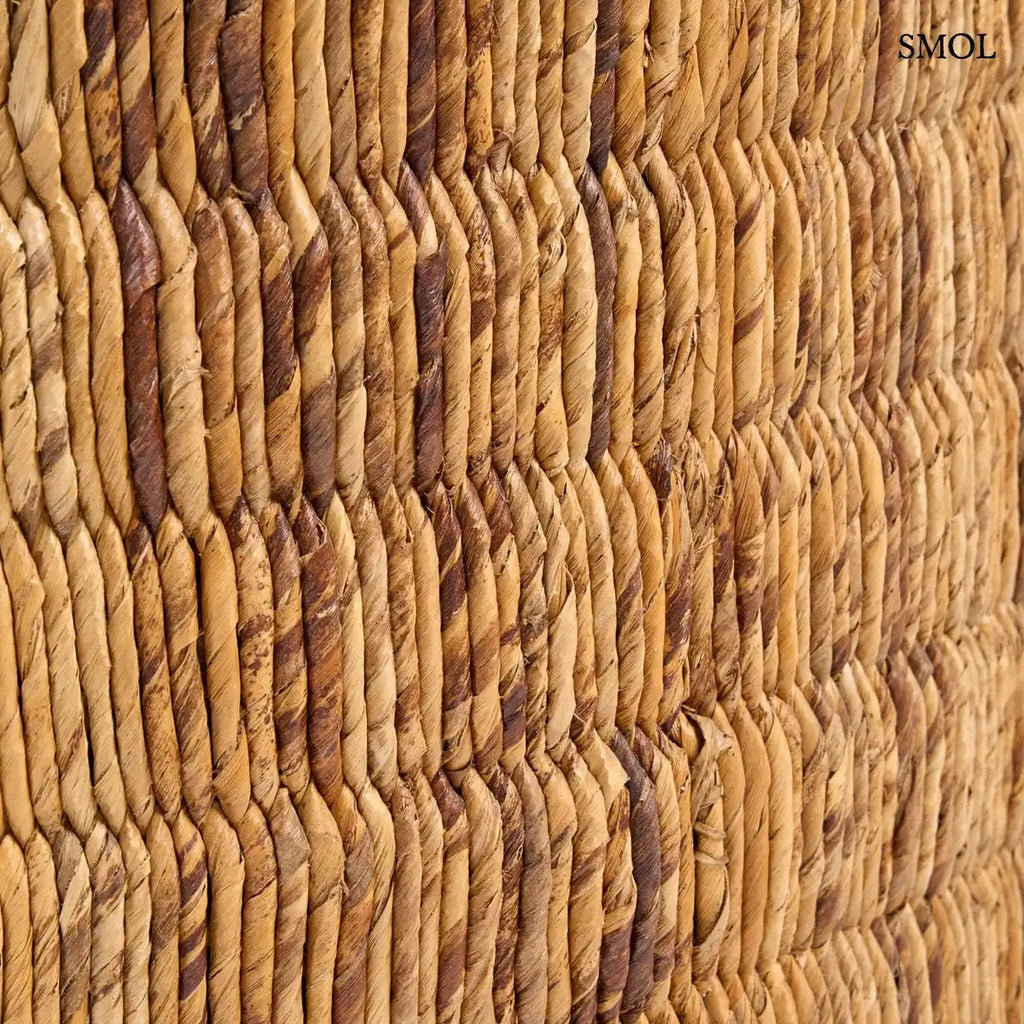 Kerek dohányzóasztal natúr teakfa tetővel és kézzel szőtt abaca rost oldalfallal, oldalról, nagyítva