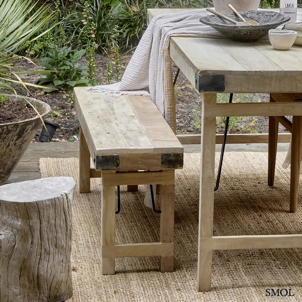 Összecsukható étkezőpad vintage stílusban, tömör fából, stabil és otthonos, beltéri vagy terasz használatra, teraszon