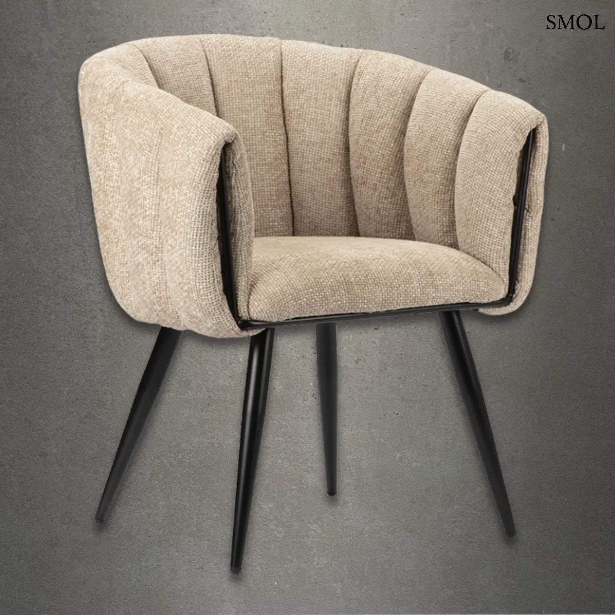 Modern, bézs kárpitozású étkezőszék fekete fém lábakkal és függőlegesen tűzött háttámlával, szürke háttérrel