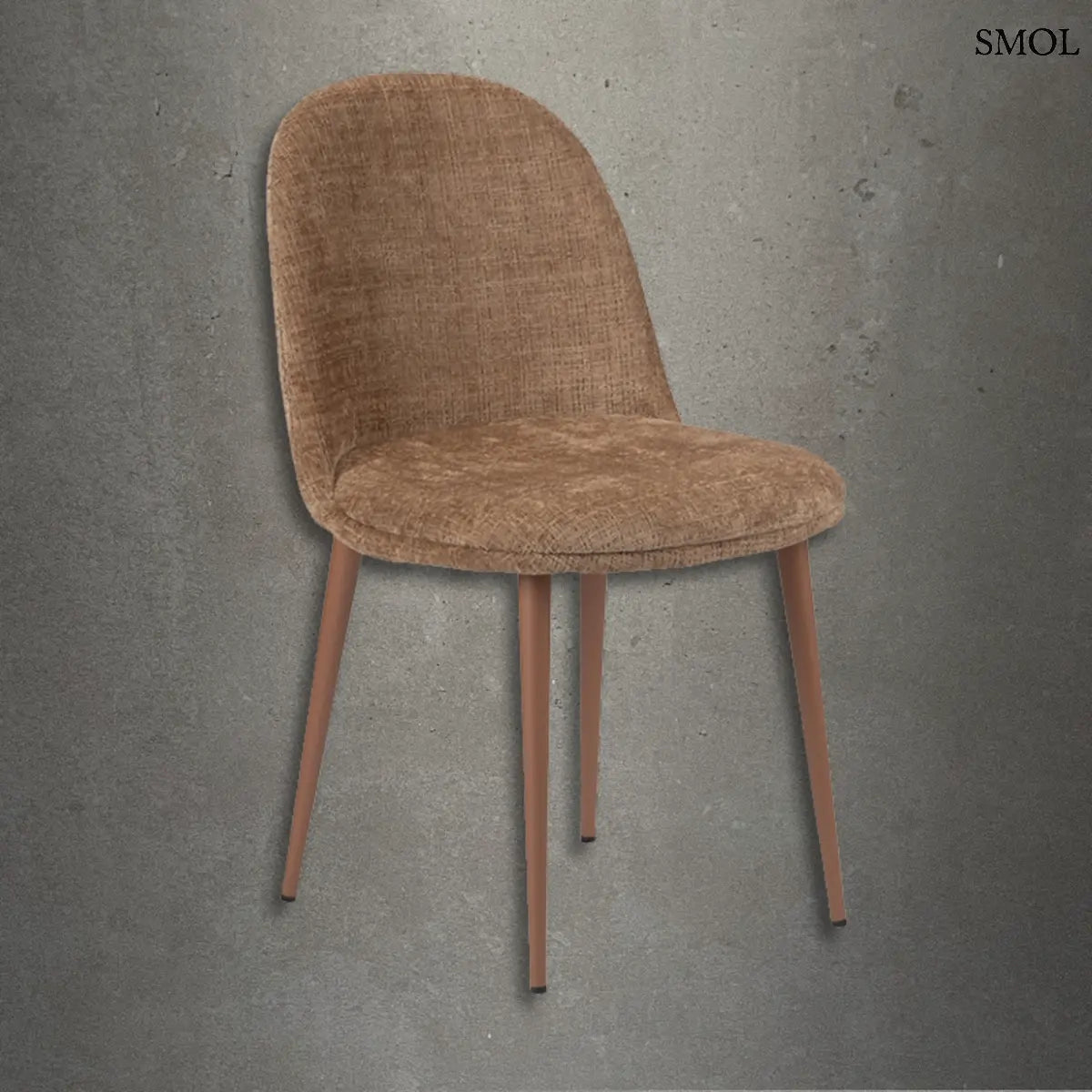 Modern, karamellszínű kárpitozott szék barna textúrájú szövettel és vékony, barna fém lábakkal, sötétszürke betonhatású háttér előtt.