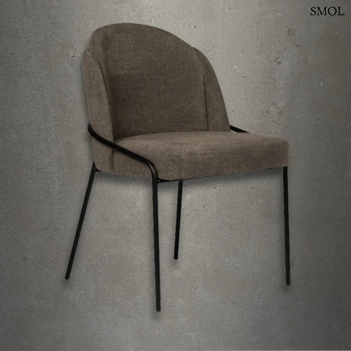 Taupe színű, kárpitozott FJORD étkezőszék texturált szövettel, ergonomikus háttámlával és vékony, fekete fém lábakkal, beton hatású háttér előtt.