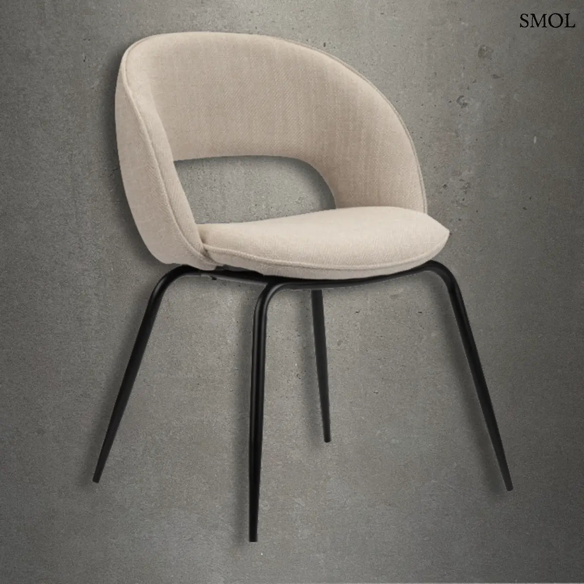 Modern, bézs szövetkárpitozású étkezőszék íves, szivárvány ihlette háttámlával és karcsú, fekete fém lábakkal, minimalista stílusban, szürke háttérrel