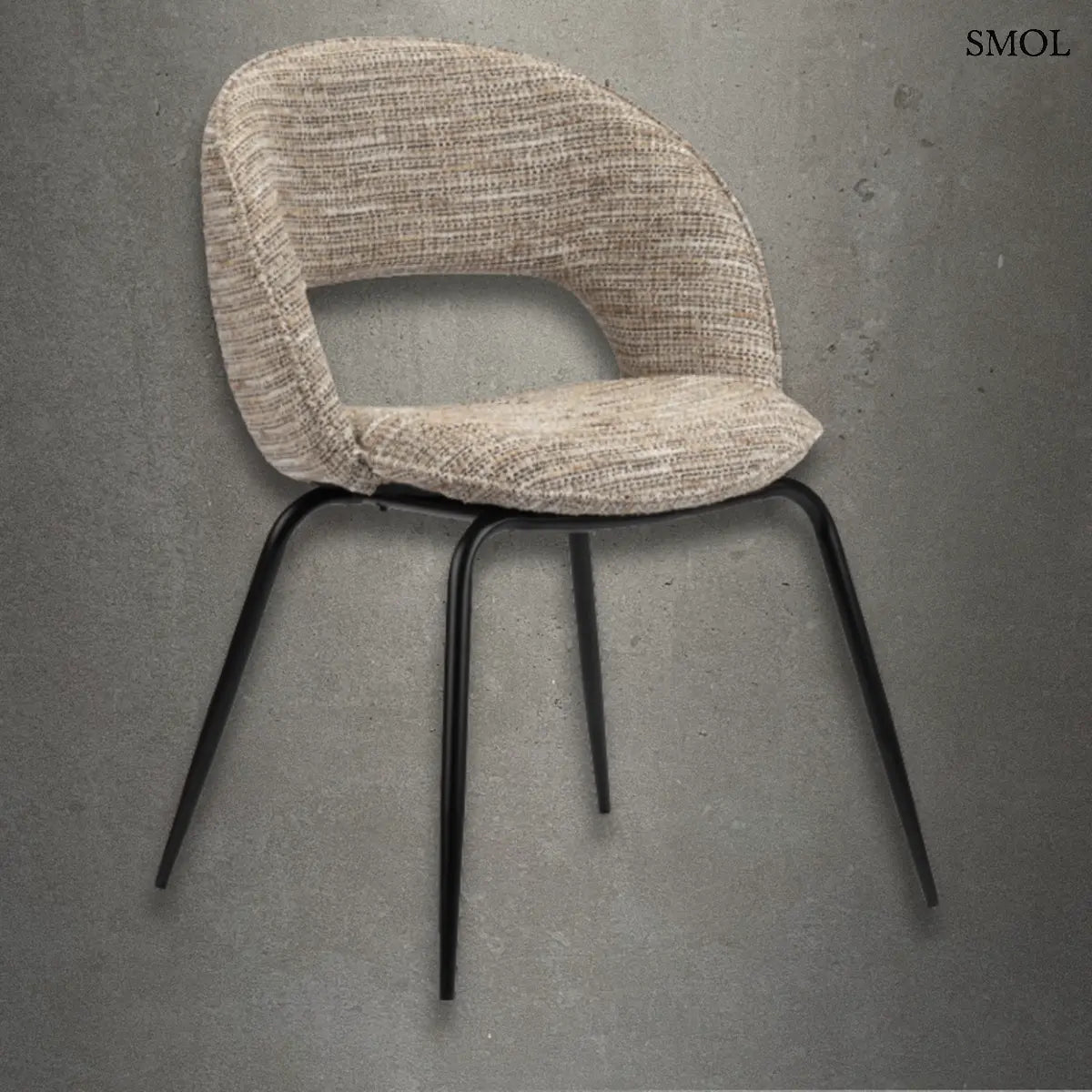 Szemcsés szövésű, melírozott bézs kárpitozott szék íves, lyukas háttámlával és vékony fekete fémlábakkal, szürke háttérrel