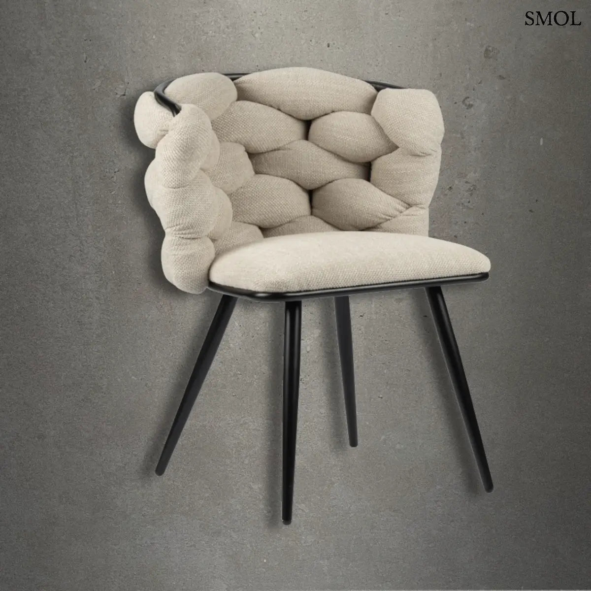 Két darabos ROCK BEIGE étkezőszék szett: különleges fonott háttámla, bézs chenille kárpitozás és karcsú fekete fém lábak modern stílusban, szürke háttérrel