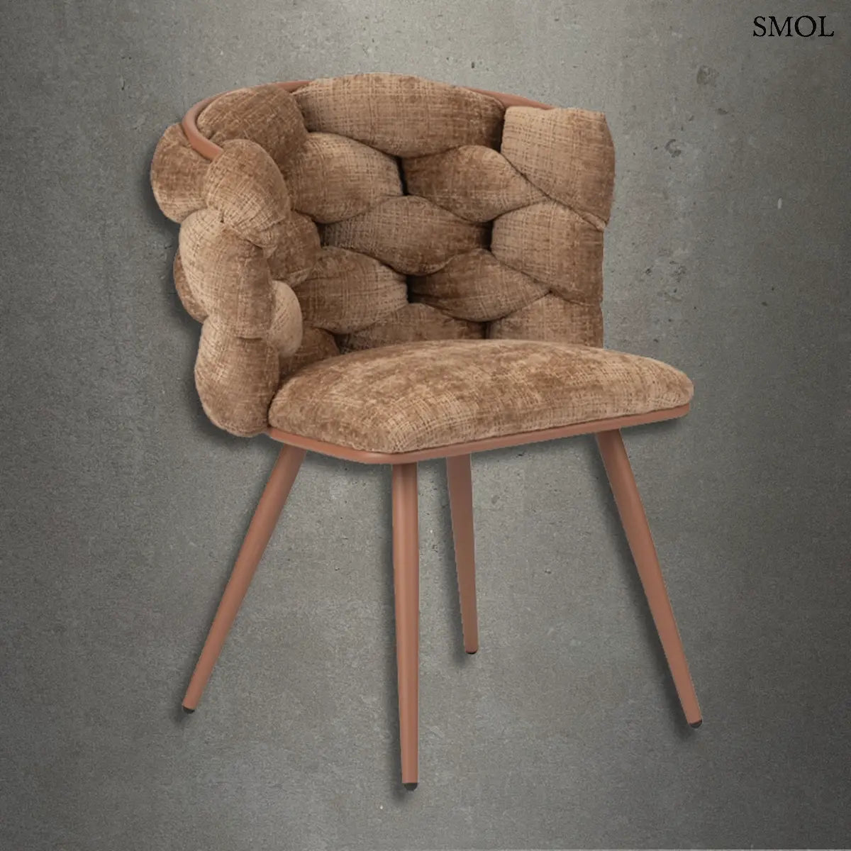 Karamell színű, kárpitozott étkezőszék egyedi fonott háttámlával és fém lábakkal, szürke háttérrel