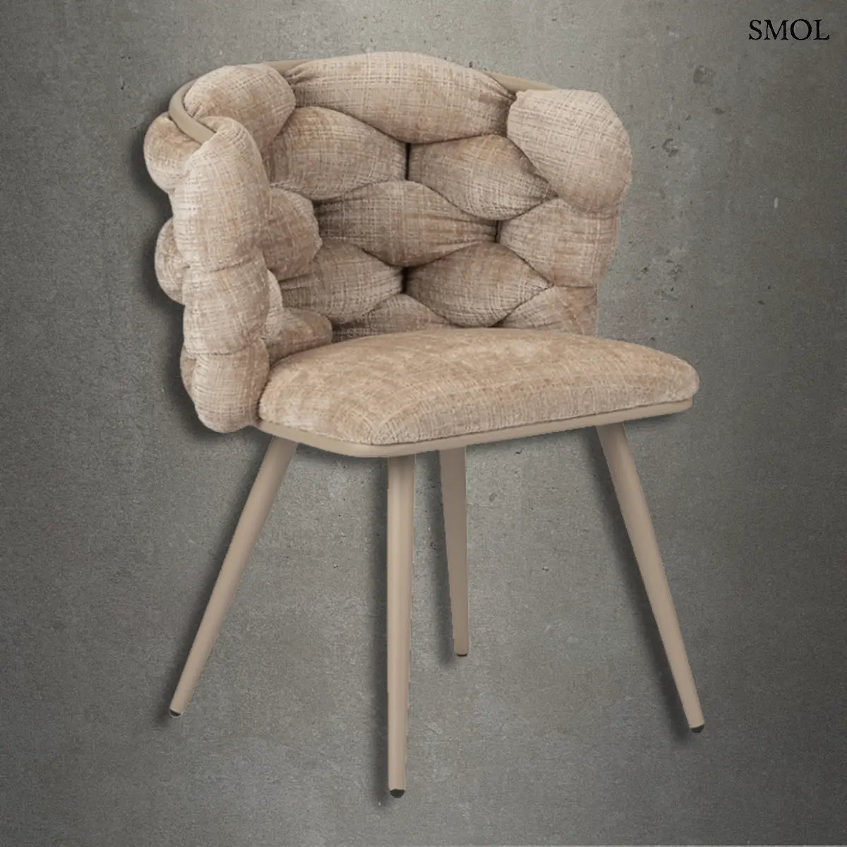 Modern, krémszínű étkezőszék különleges, vastagon font, textúrázott háttámlával és puha kárpitozott üléssel, karcsú, bézs színű fém lábakon, betonhatású háttér előtt.