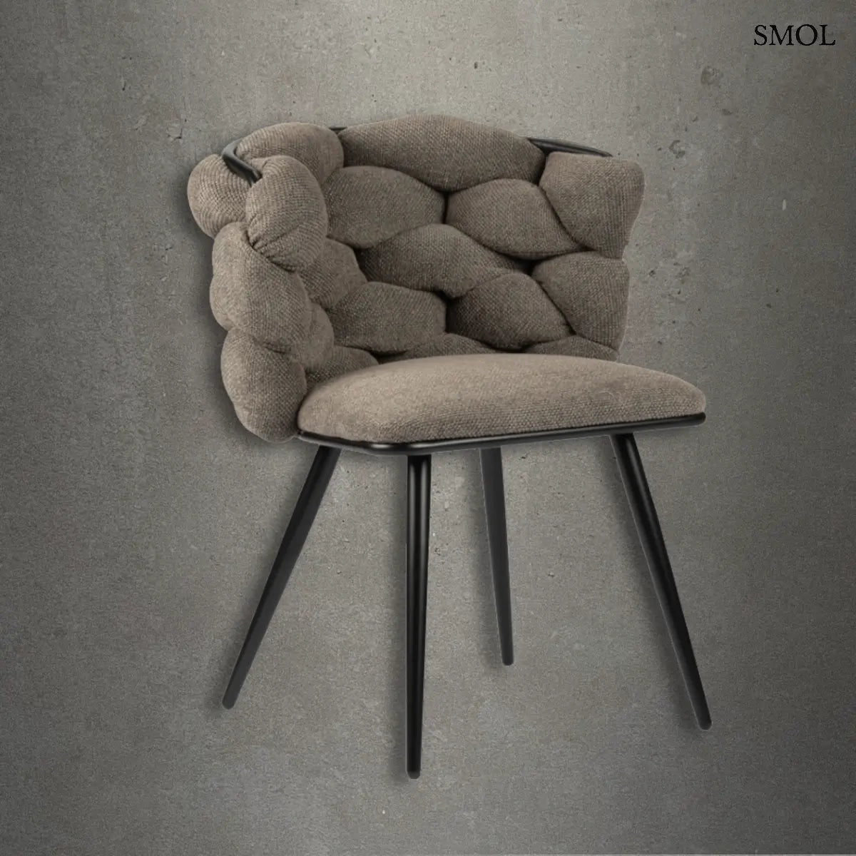 Modern ROCK TAUPE étkezőszék szett két darabos kiszerelésben, különleges fonott mintájú háttámlával, taupe színű zsenília kárpittal és elegáns fekete fém lábakkal, szürke háttérrel