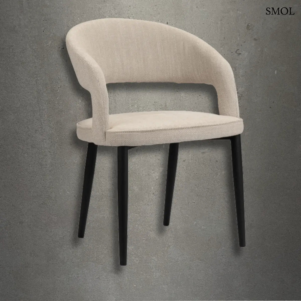 Modern Tusk Beige étkezőszék íves háttámlával, texturált bézs kárpittal és elegáns, vékony fekete fémlábakkal, beton hatású háttér előtt.