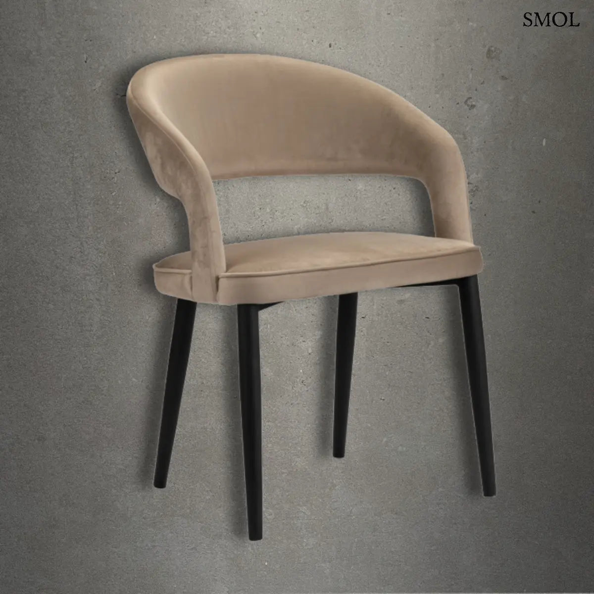 Modern, íves háttámlájú étkezőszék homokszínű bársony kárpitozással és fekete fém lábakkal, beton hatású háttér előtt.