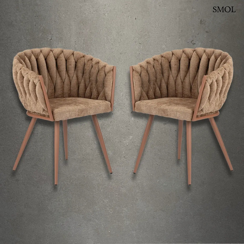 Modern, karamell színű kárpitozott étkezőszék különleges fonott háttámlával és rose gold féml ábakkal, szettben szürke háttérrel