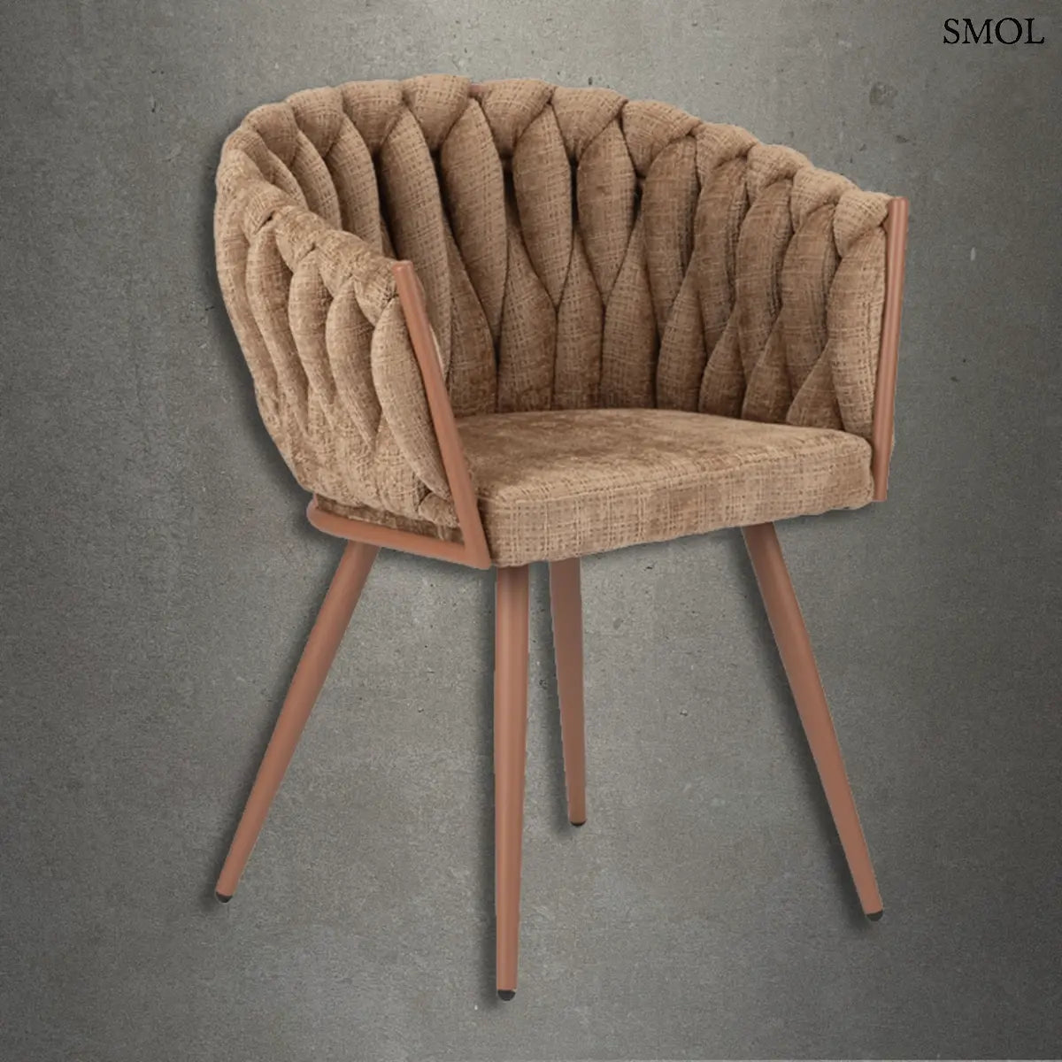 Modern, karamell színű kárpitozott étkezőszék különleges fonott háttámlával és rose gold fémlábakkal, szürke háttérrel