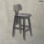 Fekete fa bárszék LovYa, tömör teakfa háttámlával, modern konyhaszigethez szürke háttérrel