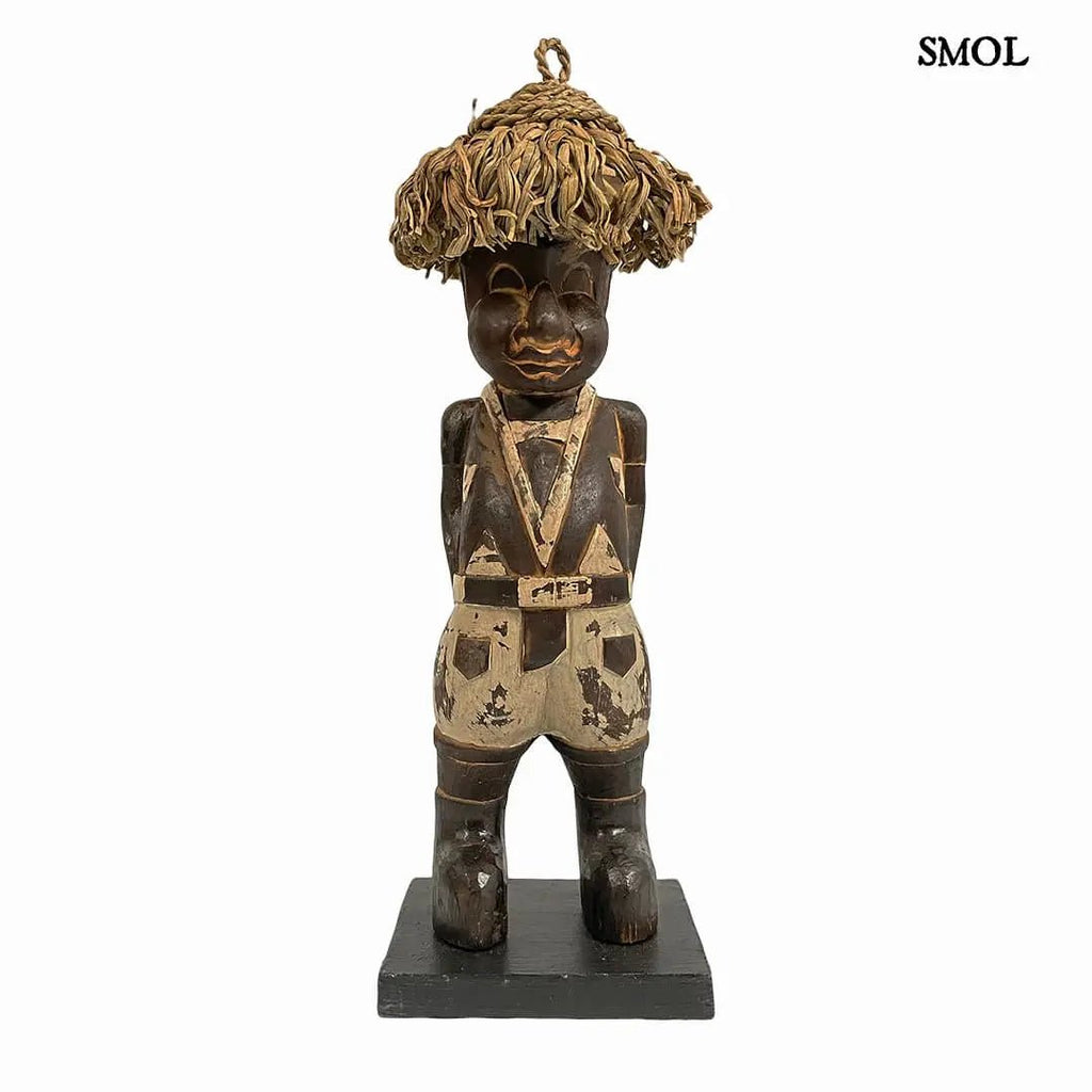 Fa figura szalmakalappal | YEREMA | SMOL - fehér háttérrel, szemből