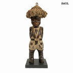 Fa figura szalmakalappal | YEREMA | SMOL - fehér háttérrel, szemből