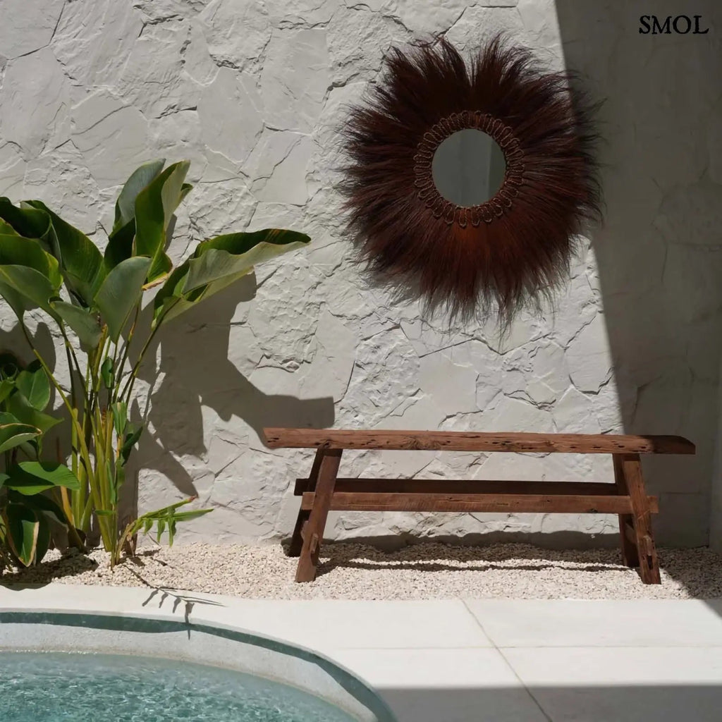 Natúr teakfából készült, rusztikus megjelenésű fa pad kertben