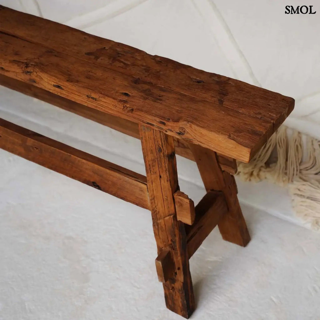 Natúr teakfából készült, rusztikus megjelenésű fa pad ferdén, nagyítva