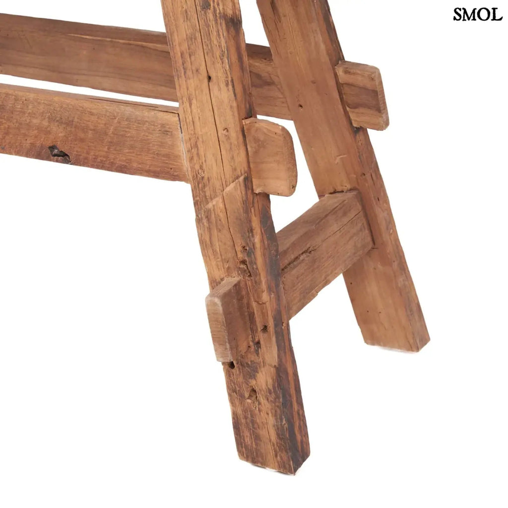 Natúr teakfából készült, rusztikus megjelenésű fa pad lábak nagyítva