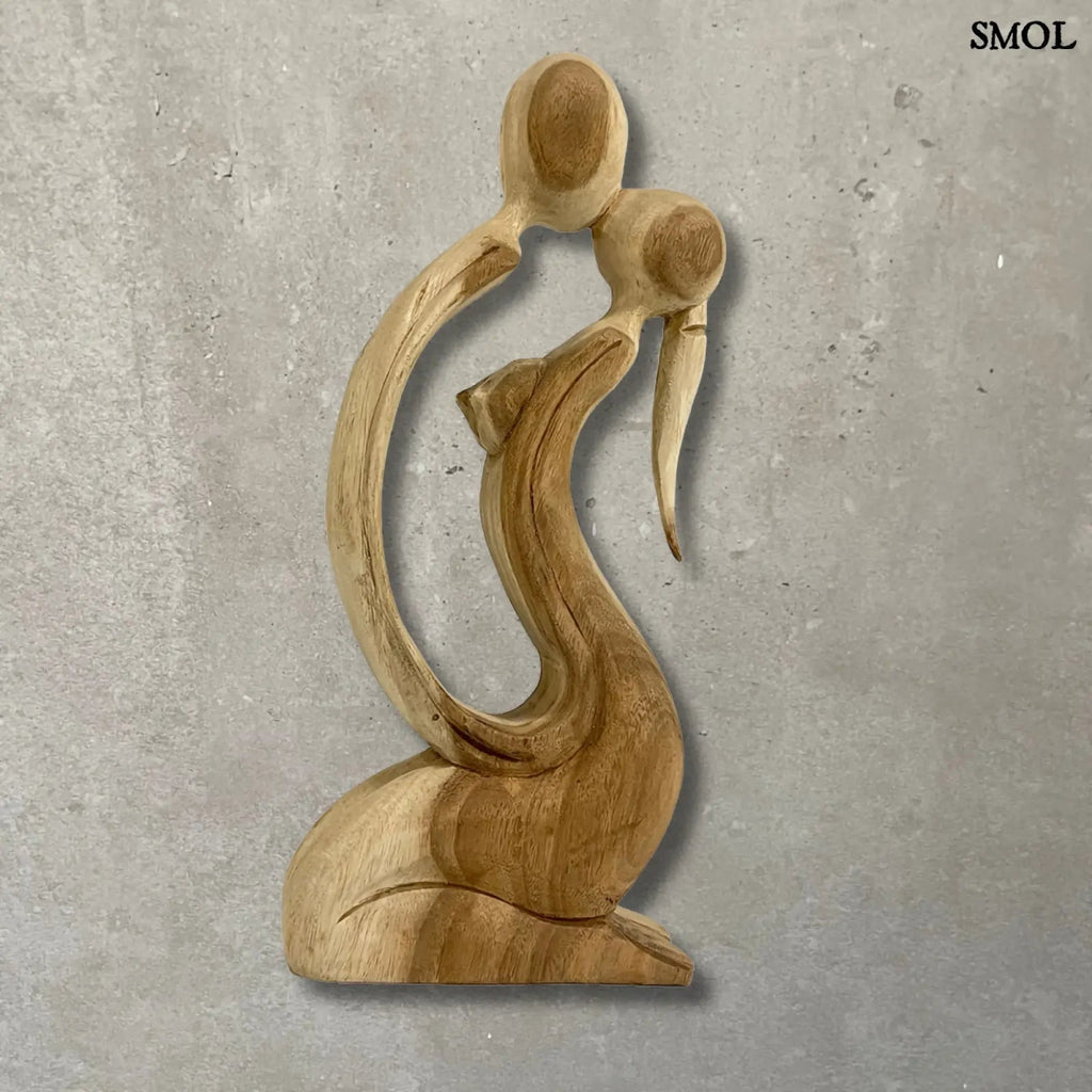 Fa szobor - ölelkező pár | LOMANI | SMOL - szürke háttérrel