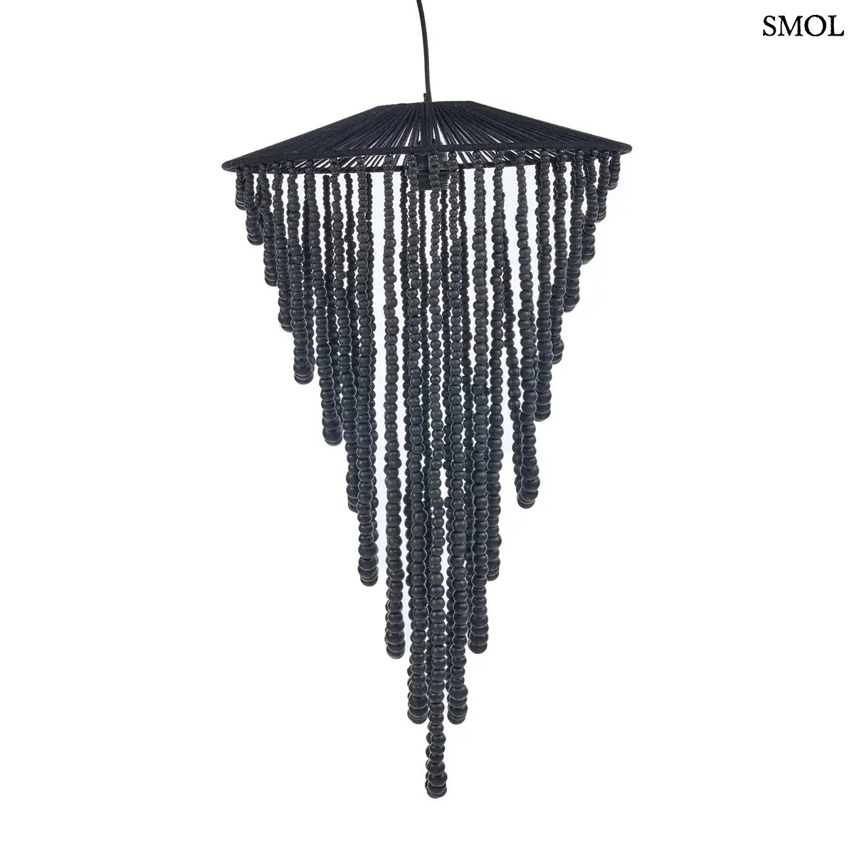 Fekete fagolyós csillár kézzel faragott gyöngysorokkal és fonott ernyővel, fehér háttérrel