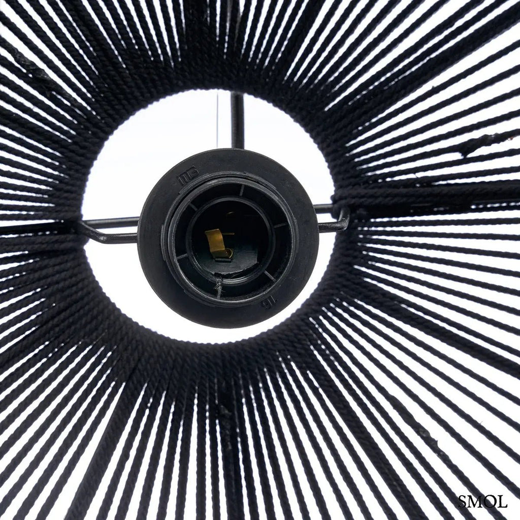 Fekete fagolyós csillár kézzel faragott gyöngysorokkal és fonott ernyővel, foglalat