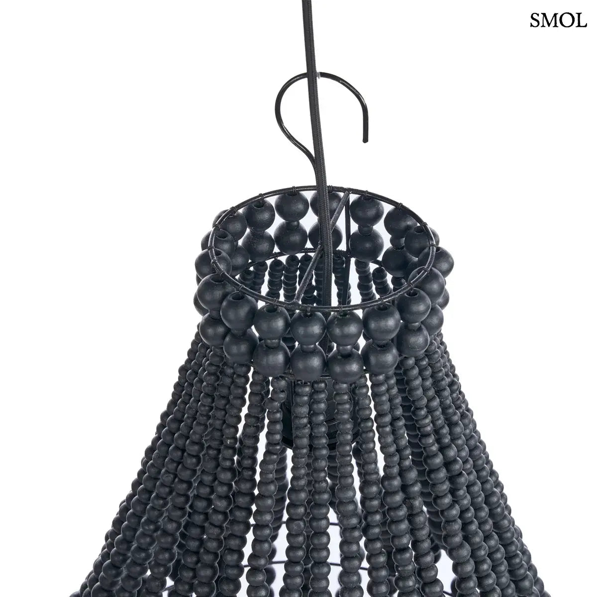 Fekete fagolyós csillár kézzel fűzött fagyöngyökkel és csepp alakú függőlámpa kialakítással, felső rész nagyítva