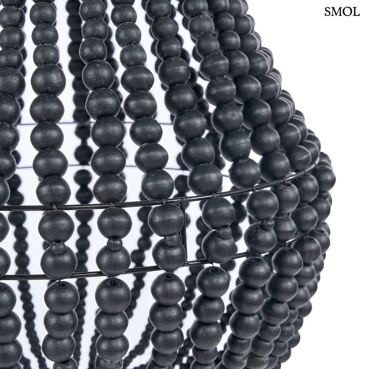 Fekete fagolyós csillár kézzel fűzött fagyöngyökkel és csepp alakú függőlámpa kialakítással, oldalról nagyítva