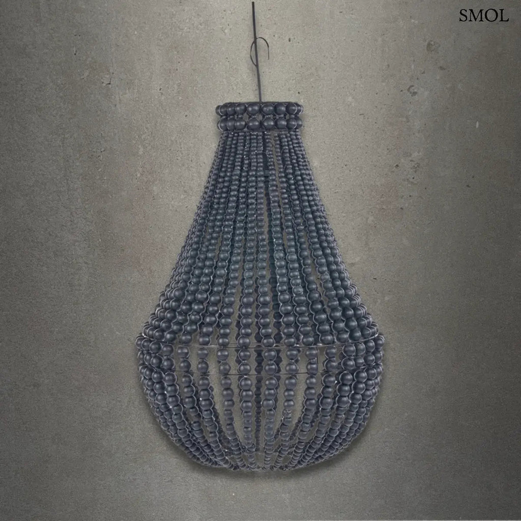 Fekete fagolyós csillár kézzel fűzött fagyöngyökkel és csepp alakú függőlámpa kialakítással, szürke háttérrel