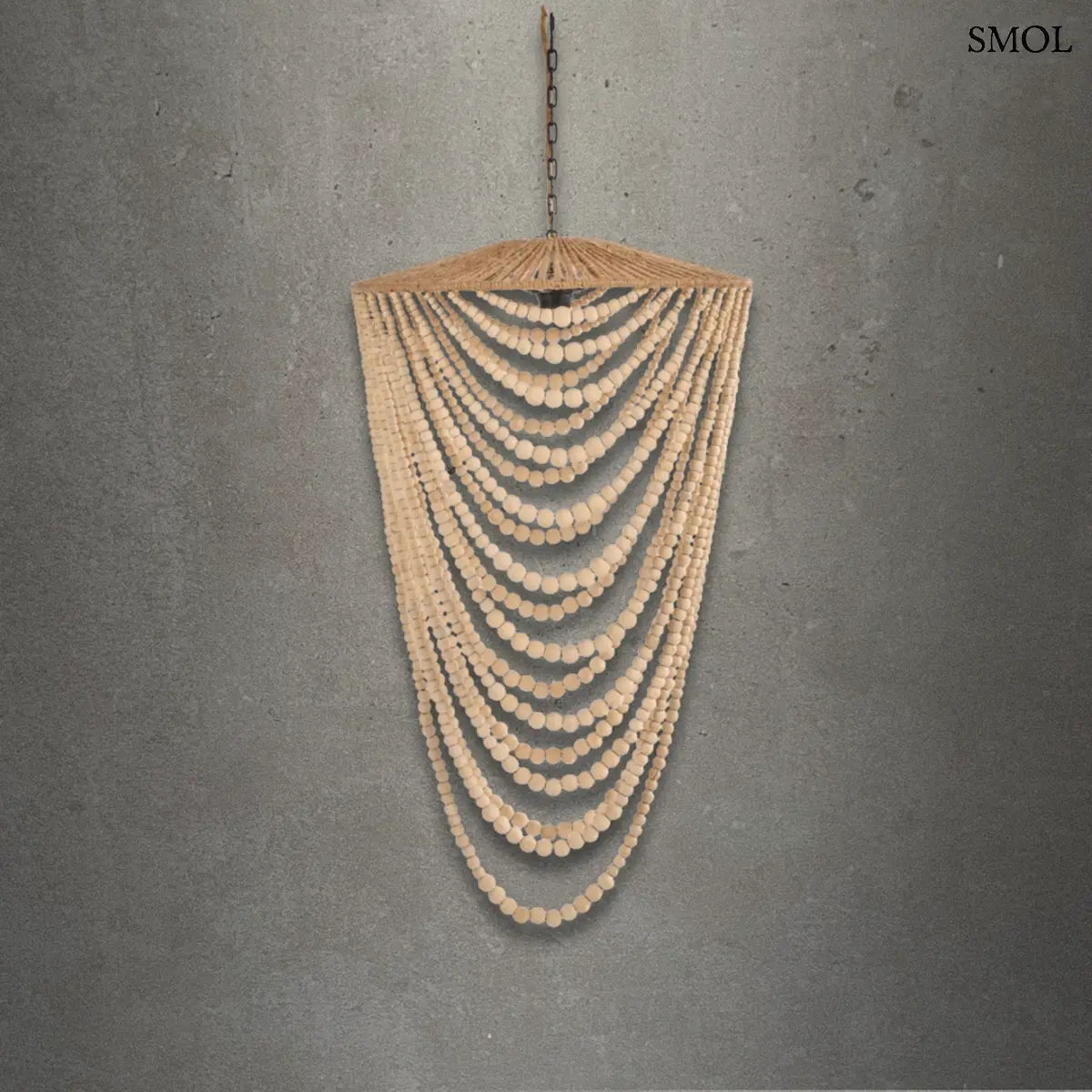 Természetes fa golyókból készült, több soros függő csillár balinéz stílusban, natúr barna színben, szürke háttérrel