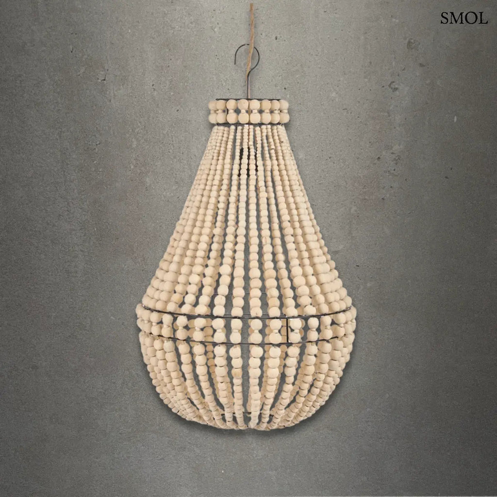 Kézzel fűzött Teardrop fagolyós csillár természetes fából, csepp alakú bohó stílusú függőlámpa antikolt fém vázzal és natúr fa gyöngysorokkal, szürke háttérrel