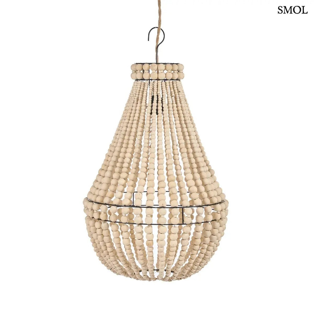 Kézzel fűzött Teardrop fagolyós csillár természetes fából, csepp alakú bohó stílusú függőlámpa antikolt fém vázzal és natúr fa gyöngysorokkal, fehér háttérrel