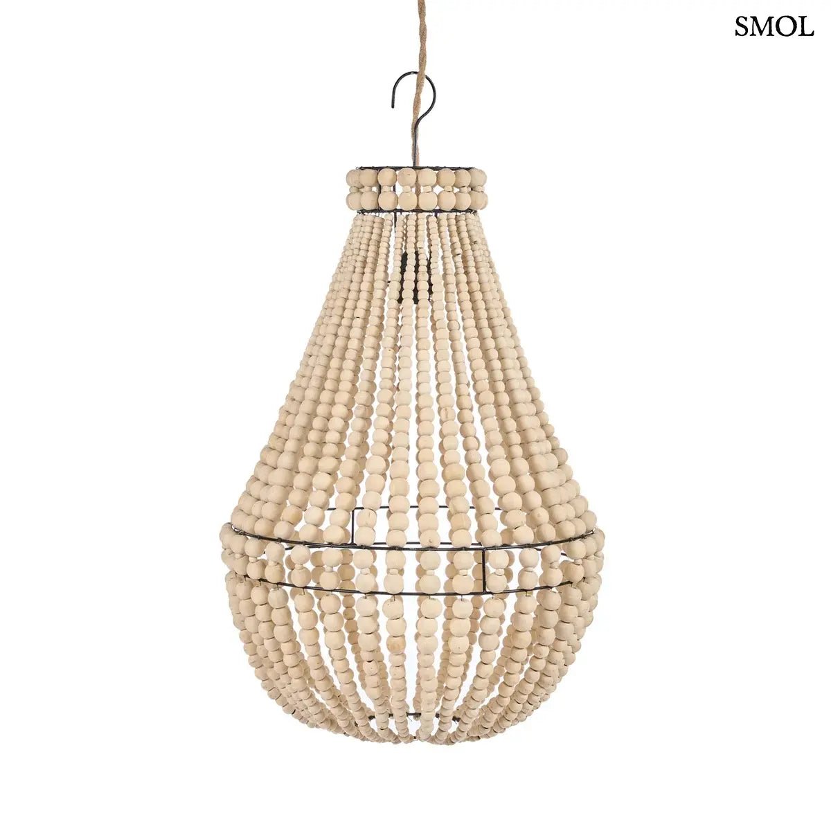 Kézzel fűzött Teardrop fagolyós csillár természetes fából, csepp alakú bohó stílusú függőlámpa antikolt fém vázzal és natúr fa gyöngysorokkal, fehér háttérrel