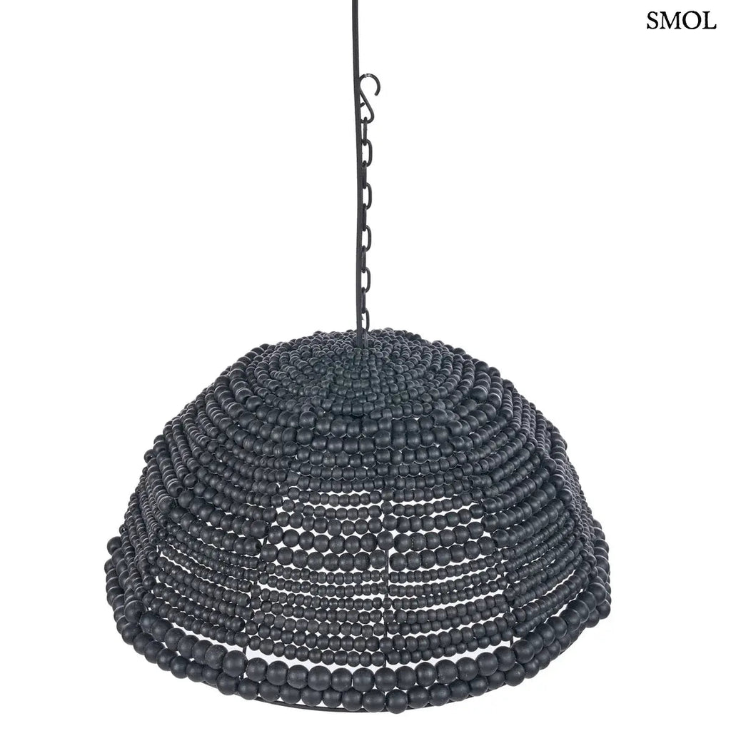 Fekete fagyöngyökből fűzött, dóm alakú boho lámpaernyő indonéz kézműves munkával, sötét fém vázon, ferdén