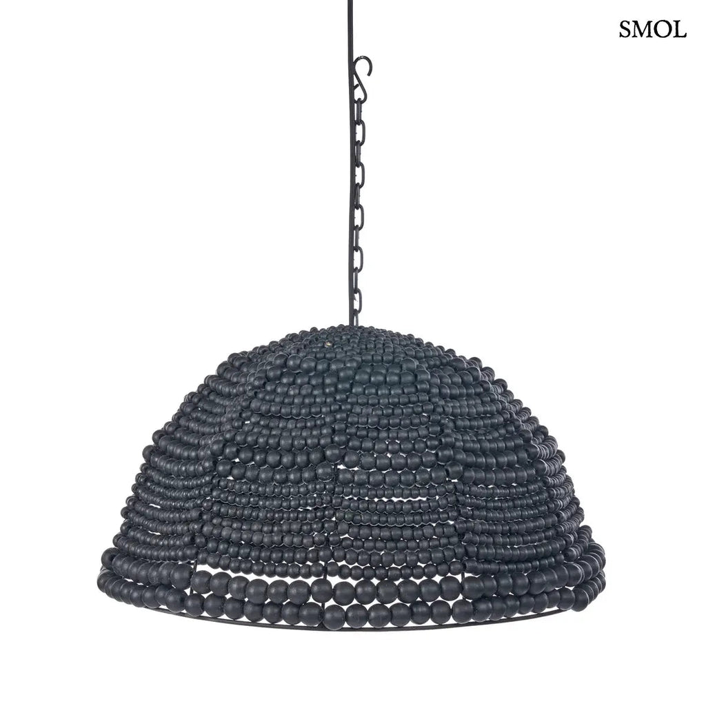 Fekete fagyöngyökből fűzött, dóm alakú boho lámpaernyő indonéz kézműves munkával, sötét fém vázon, fehér háttérrel