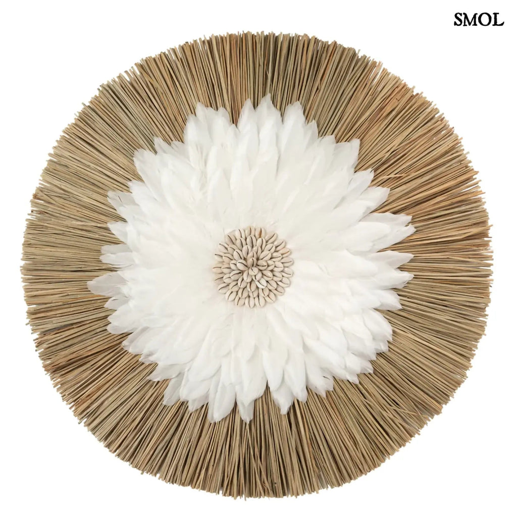 Fali dekoráció fehér tollakkal és kagylós középpel, natúr alang-alang fű alapon, fehér háttérrel