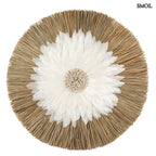 Fali dekoráció fehér tollakkal és kagylós középpel, natúr alang-alang fű alapon, fehér háttérrel