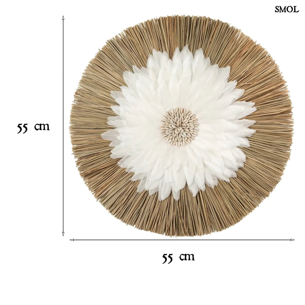 Fali dekoráció fehér tollakkal és kagylós középpel, natúr alang-alang fű alapon, méretekkel