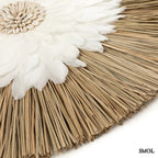 Fali dekoráció fehér tollakkal és kagylós középpel, natúr alang-alang fű alapon, nagyítva