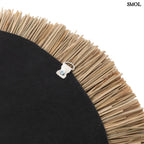 Fali dekoráció fehér tollakkal és kagylós középpel, natúr alang-alang fű alapon, akasztóval, hátulról