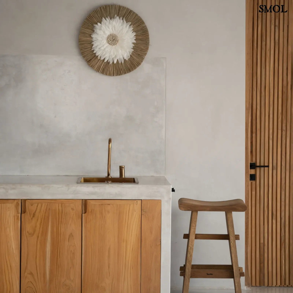 Fali dekoráció fehér tollakkal és kagylós középpel, natúr alang-alang fű alapon, konyhai falon