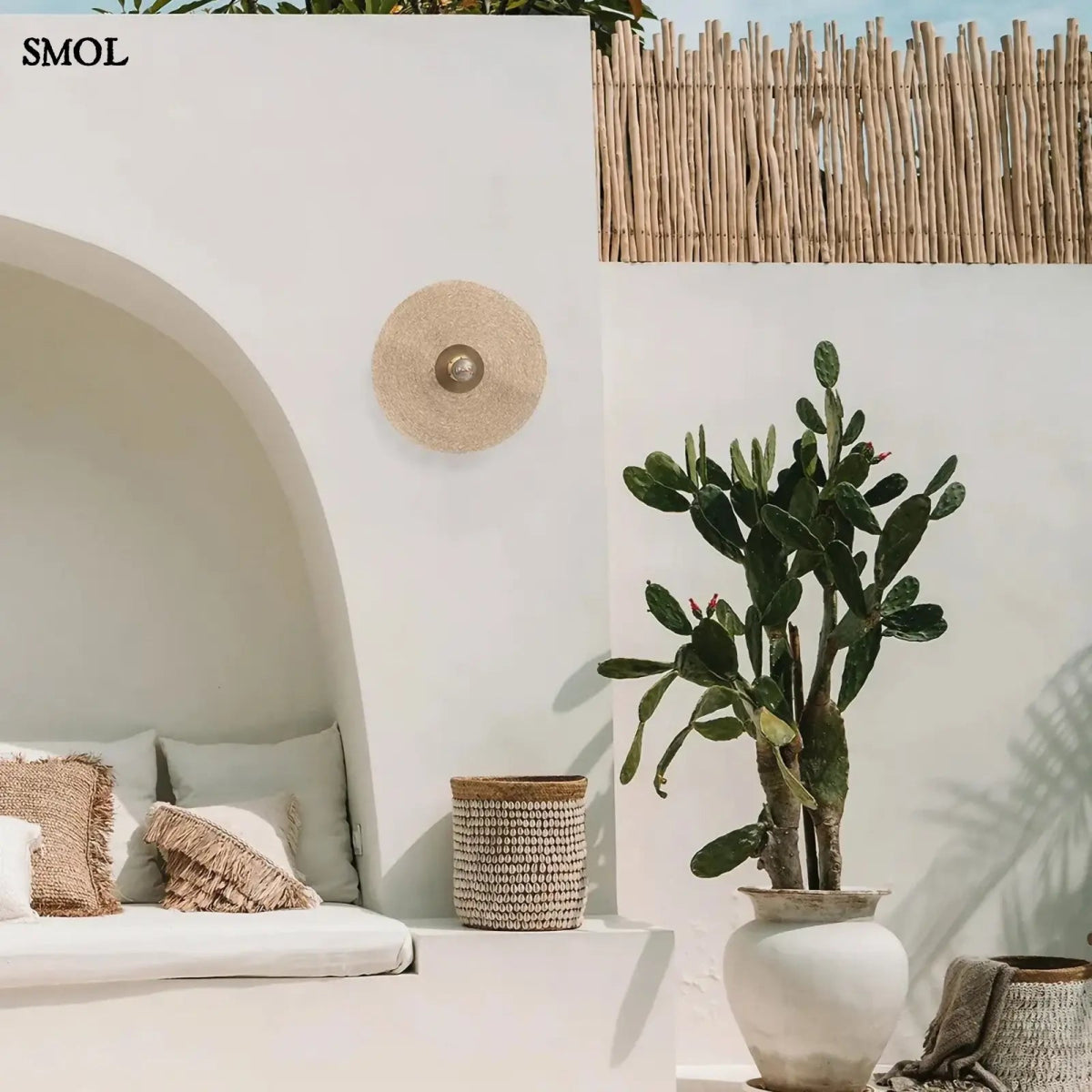 Fonott fali lámpa, kerek, natúr fűszövet árnyékolóval és sárgaréz középpel, teraszon